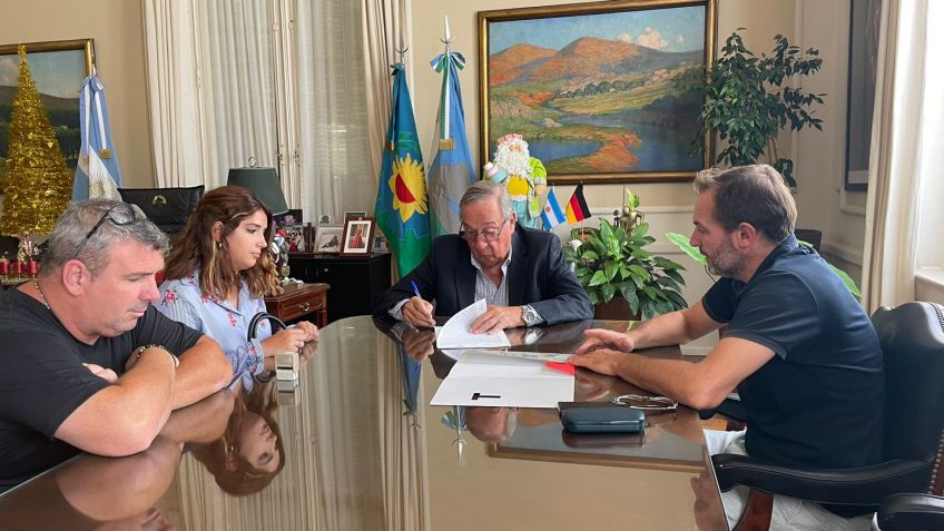 Firmaron el contrato para la extensión de red de gas en el Predio Carrasco