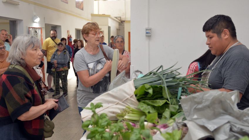 Consideran "exitoso" el inicio de la venta de verduras en el Mercado Municipal 