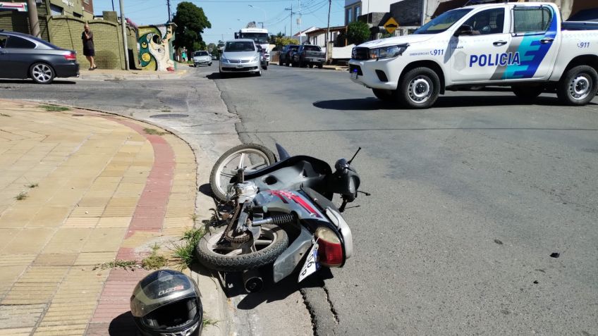 Traumatismos leves sufrió un motociclista al colisionar con un automóvil