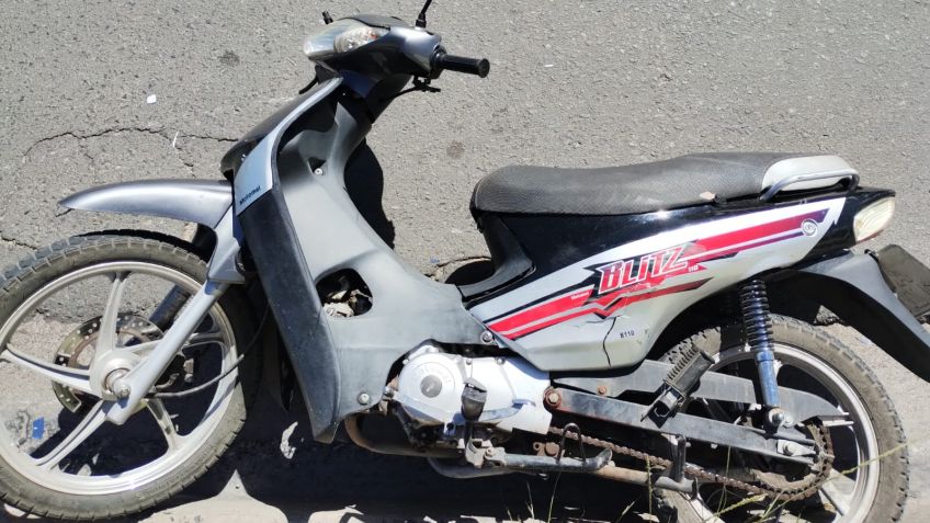Traumatismos leves sufrió un motociclista al colisionar con un automóvil