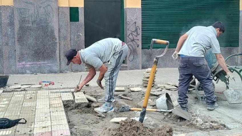 Avanza la etapa final de los arreglos de las veredas del Mercado Municipal