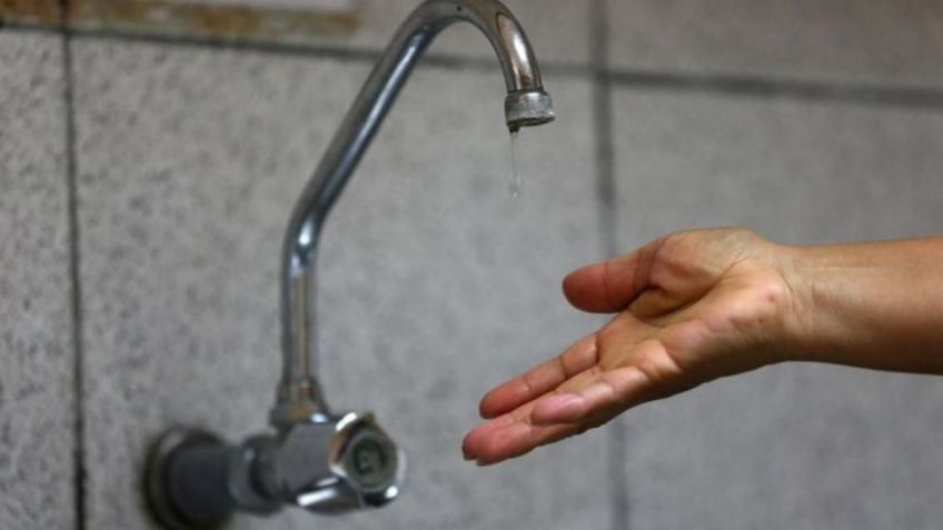 Cortan el servicio de agua por reparación de una cañería