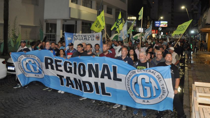 Agrupaciones sindicales, políticas y sociales se manifestaron en Tandil contra Milei