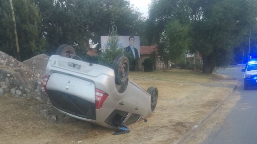 Automóvil volcó en la zona del Lago