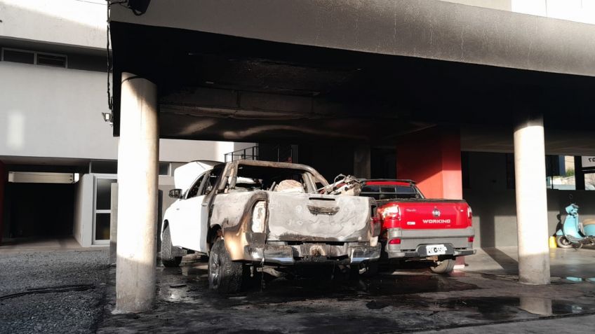 Intentaron robar una moto, no lo lograron y la incendiaron junto a una camioneta