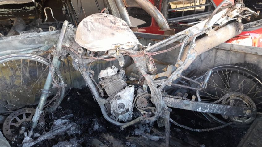 Intentaron robar una moto, no lo lograron y la incendiaron junto a una camioneta