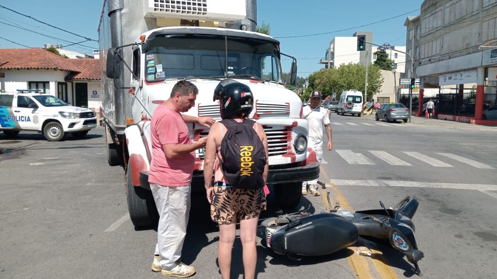 Un camión chocó con una moto en una esquina céntrica de nuestra ciudad