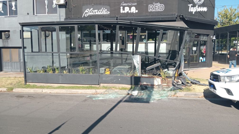 Chocó contra una cervecería y se dio a la fuga