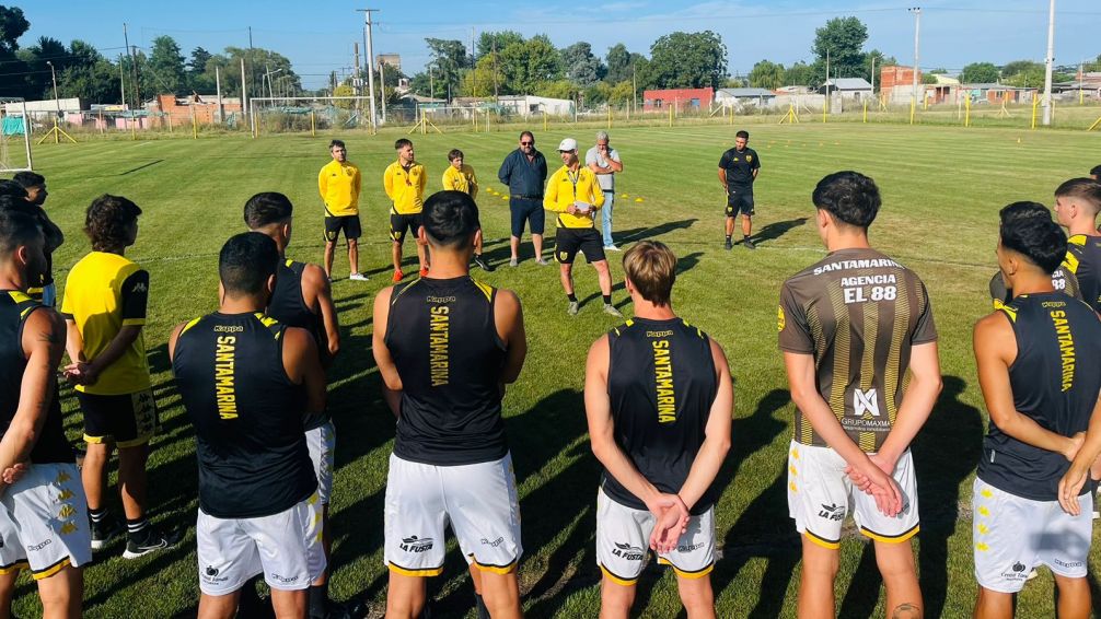 Santamarina comenzó la pretemporada bajo las órdenes de Gastón Pernía