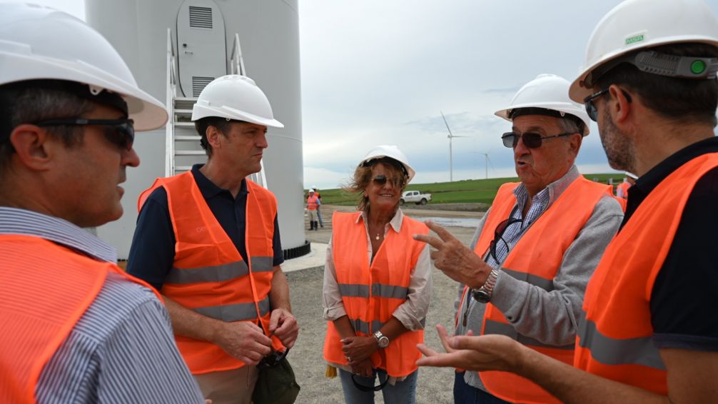 Junto a directivos de Genneia, Lunghi realizó la primera visita al Parque Eólico La Elbita