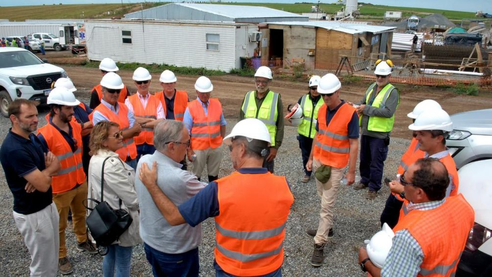 Junto a directivos de Genneia, Lunghi realizó la primera visita al Parque Eólico La Elbita