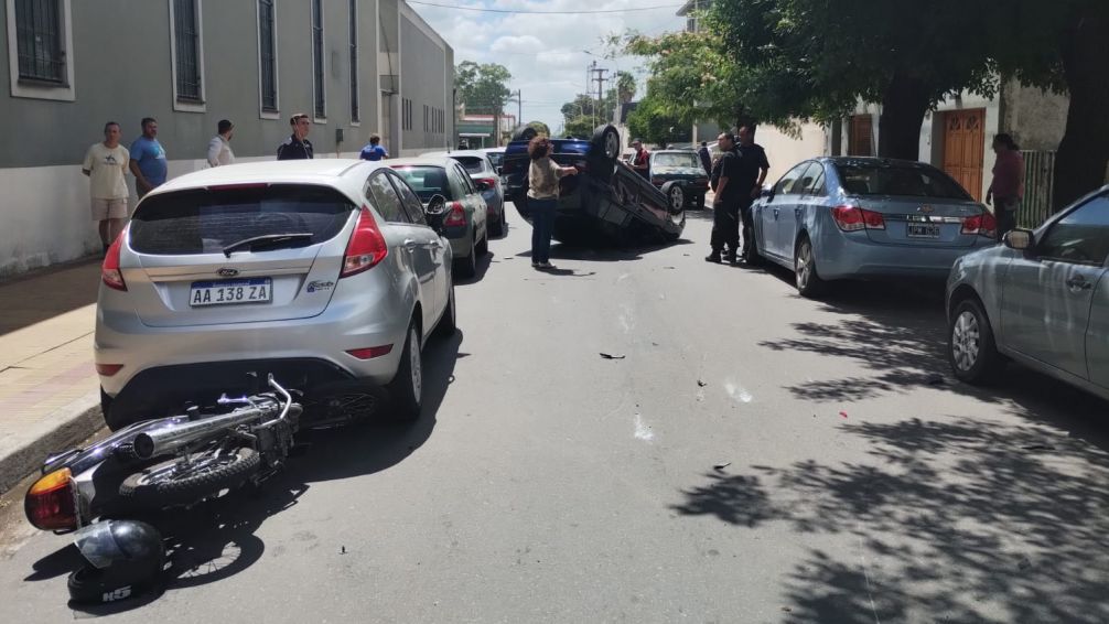 Una motociclista con lesiones leves, el resultado de un espectacular accidente