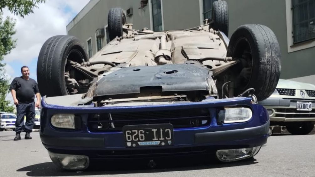 Una motociclista con lesiones leves, el resultado de un espectacular accidente