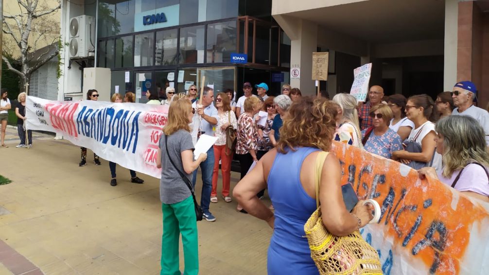Afiliados a IOMA dicen sentirse "estafados" porque "les retienen aportes y no les dan servicios"