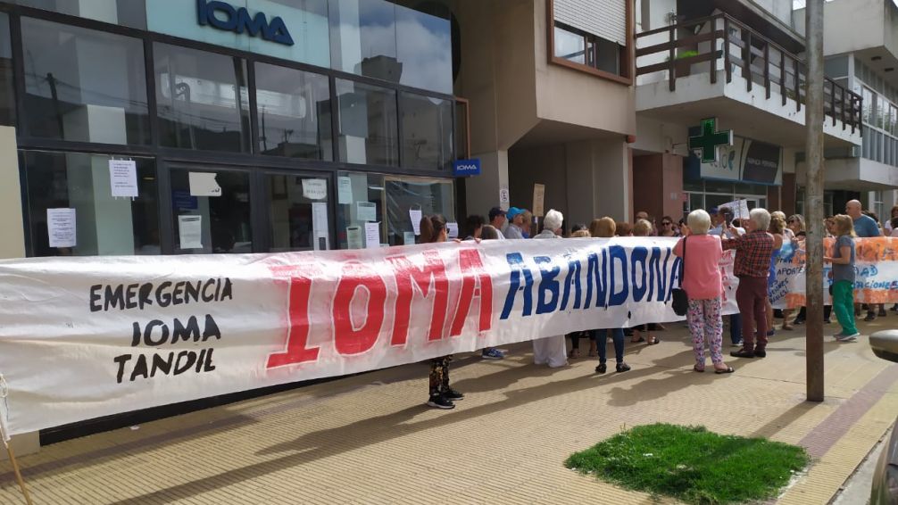 Afiliados a IOMA dicen sentirse "estafados" porque "les retienen aportes y no les dan servicios"