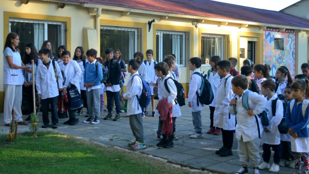 Lunghi participó del acto de la apertura del año lectivo en una escuela de La Porteña