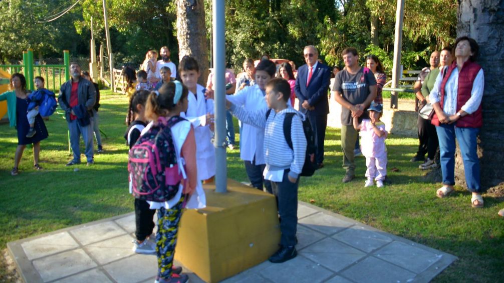 Lunghi participó del acto de la apertura del año lectivo en una escuela de La Porteña