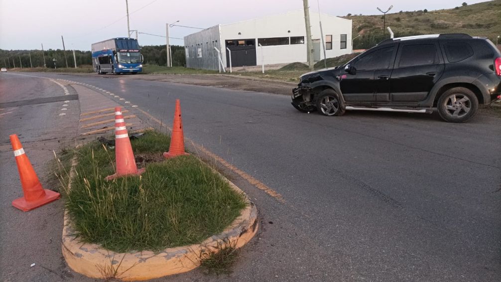Una camioneta chocó con una columna del alumbrado público