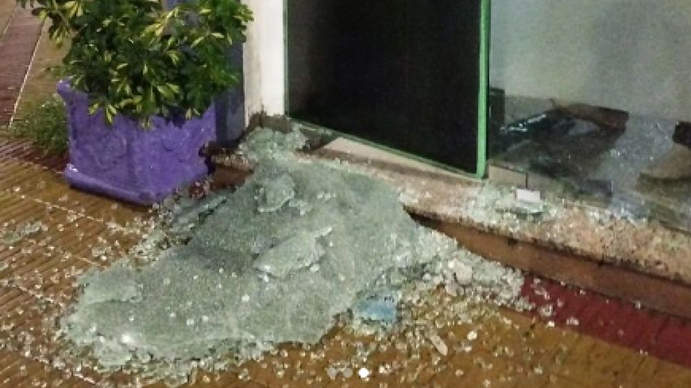 Rompieron la puerta de un local céntrico