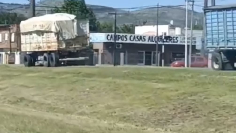 Reclaman por gran cantidad de camiones y acoplados estacionados en la Ruta 226