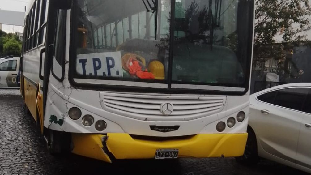 Una mujer herida en choque entre auto y colectivo