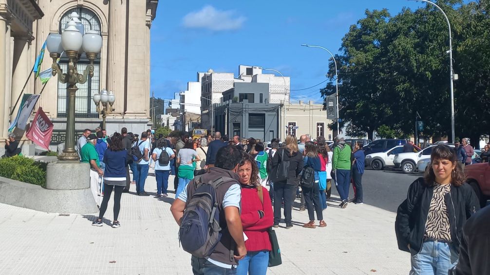 Trabajadores del Estado se manifestaron frente al Municipio