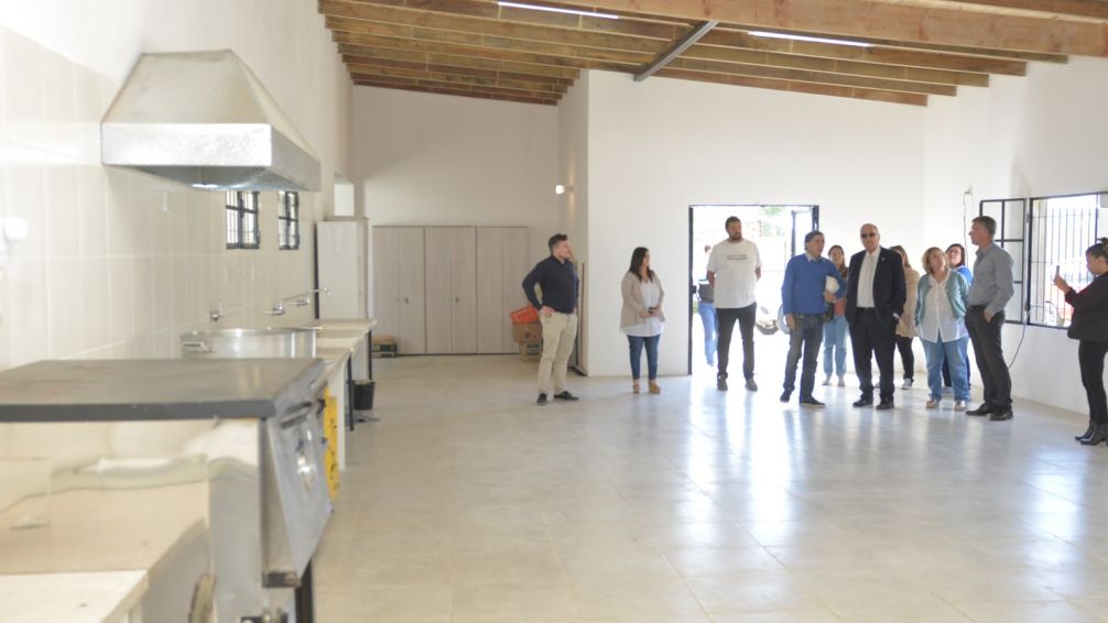 Avanza la construcción de un nuevo comedor en las escuelas de Cerro Leones