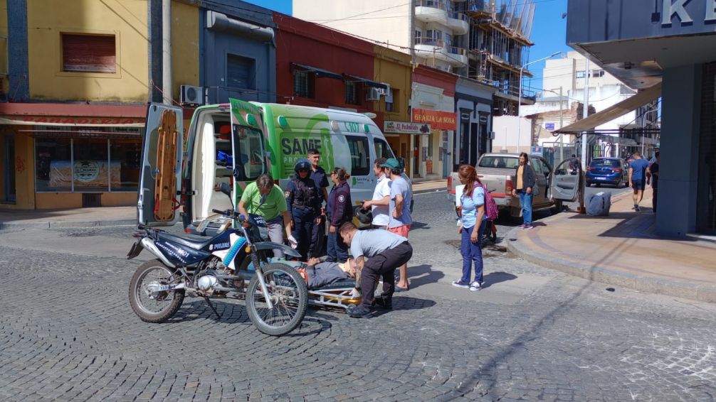 Motociclista con heridas leves tras chocar con una camioneta