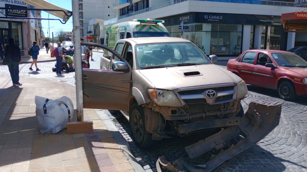 Motociclista con heridas leves tras chocar con una camioneta