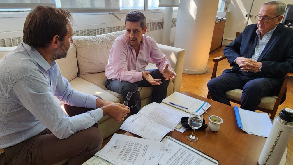 Lunghi realizó gestiones en La Plata por la red de cloacas y la planta de efluentes para Vela