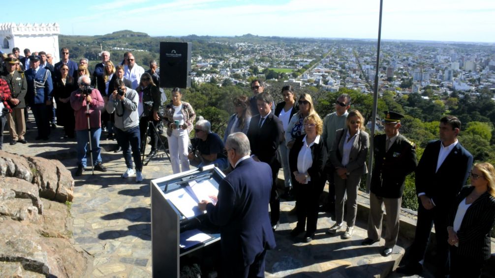 En el aniversario de la ciudad, Lunghi destacó "la tracción de su economía diversificada y la pasión por hacer de los tandilenses"