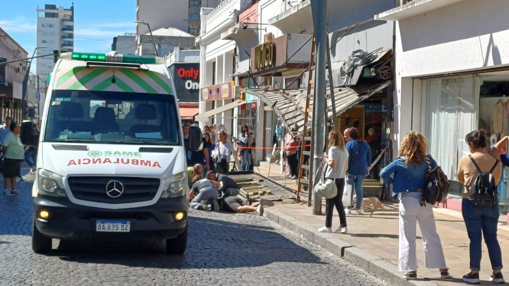Sólo golpes recibió el operario que se cayó cuando remodelaba el frente de un comercio