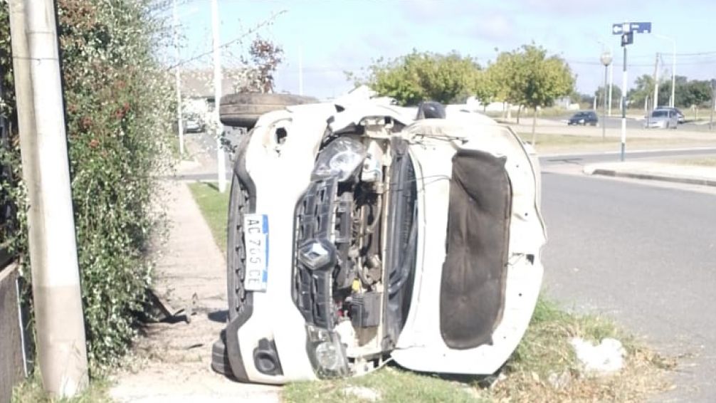 Lesiones leves sufrió el conductor de un auto que volcó en el barrio Procrear