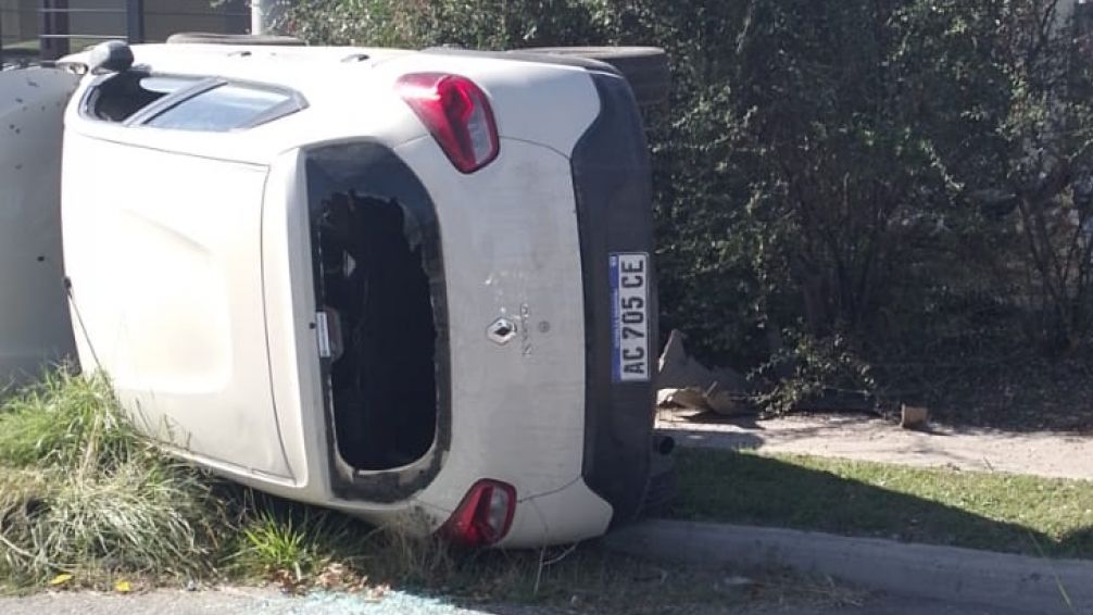 Lesiones leves sufrió el conductor de un auto que volcó en el barrio Procrear