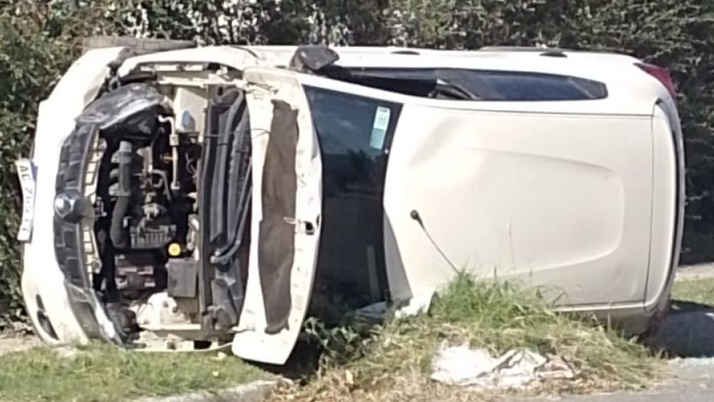 Lesiones leves sufrió el conductor de un auto que volcó en el barrio Procrear