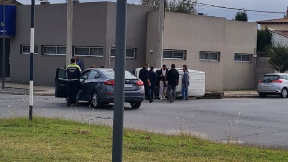 Choque y vuelco sin lesiones para los conductores de los vehículos