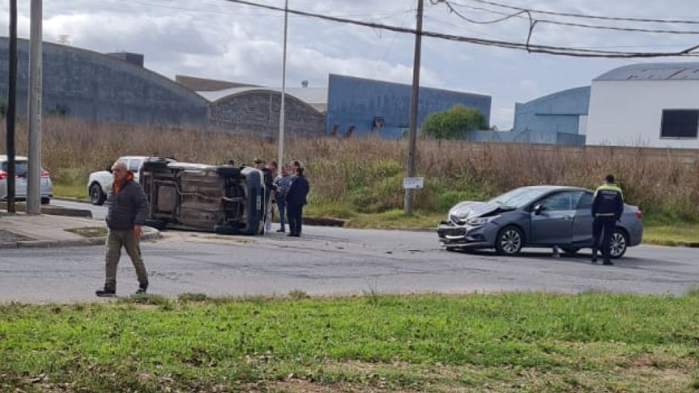 Choque y vuelco sin lesiones para los conductores de los vehículos