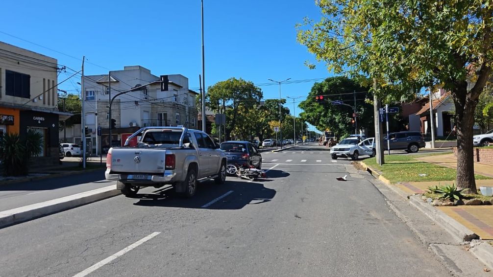 Jóvenes con distintas lesiones en un choque múltiple por alcance en Avellaneda y Marti