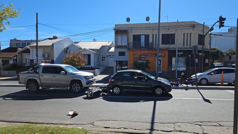 Jóvenes con distintas lesiones en un choque múltiple por alcance en Avellaneda y Marti