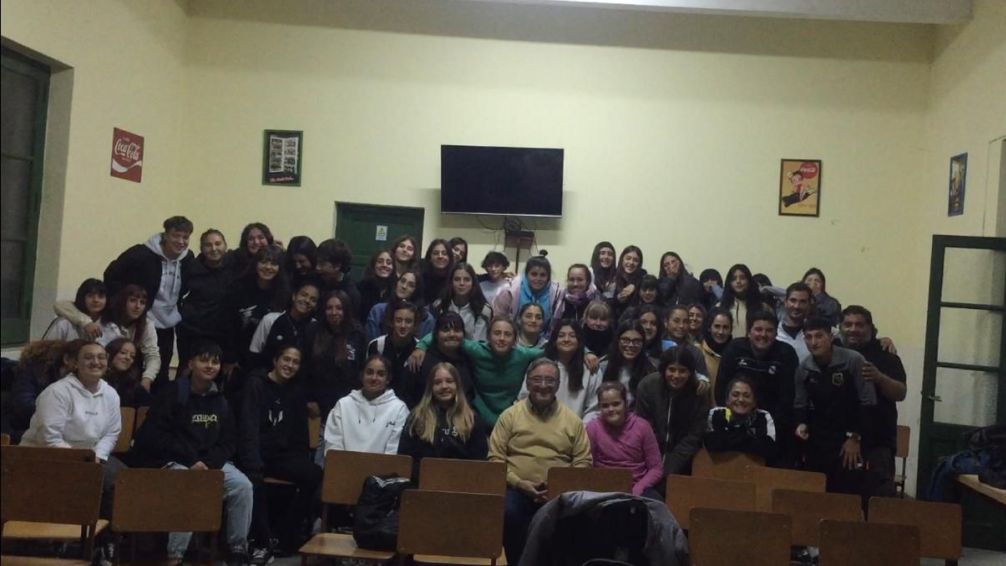 El fútbol femenino de Juventud Unida participó de una charla a cargo de un ex combatiente