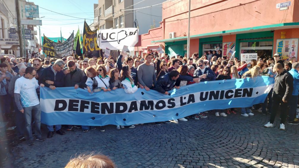 Una multitud marcha en defensa de la Universidad Pública y la UNICEN