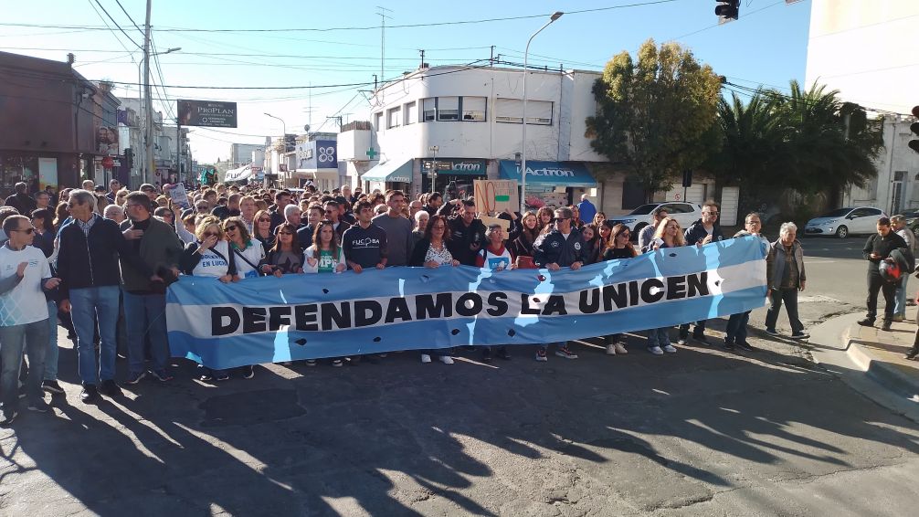 Una multitud marcha en defensa de la Universidad Pública y la UNICEN