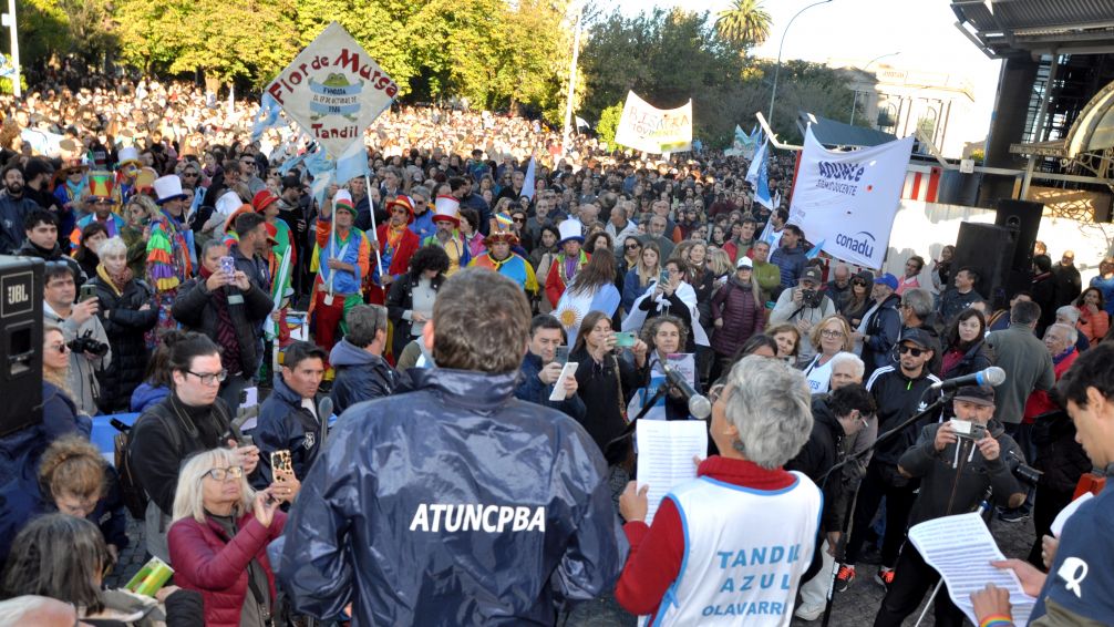 La marcha en defensa de la Universidad Pública tuvo una masiva convocatoria en Tandil