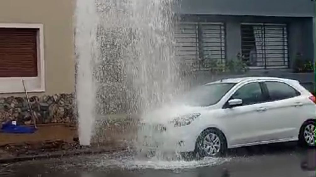Un importante chorro de agua saliendo de la vereda sorprendió a los vecinos de Pellegrini y 9 de Julio