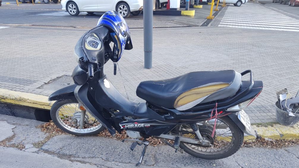 Motociclista con heridas leves tras choque en Avellaneda y Bolívar
