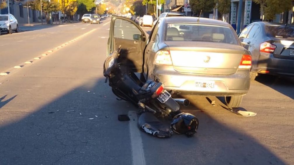 Auto y moto chocaron en la Avenida España