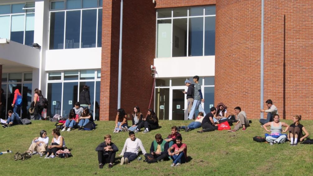Se realizó la "Bienvenida a la UNICEN", en una jornada recreativa y de lucha