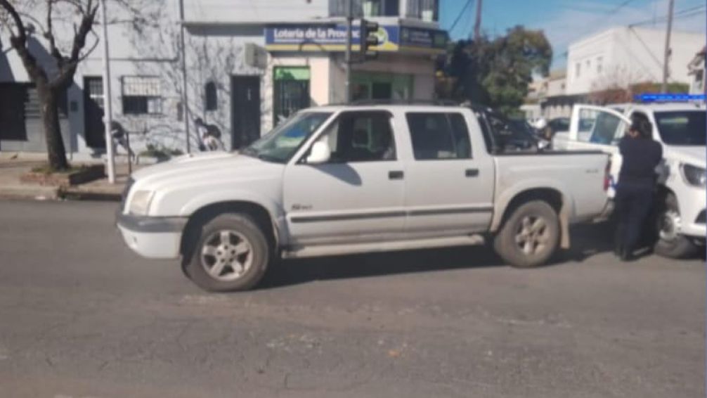Una mujer sufrió un traumatismo encéfalo craneal al ser embestida por una camioneta