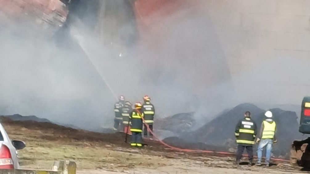 Continúan trabajando contra el incendio del silo en Darragueira al 3000