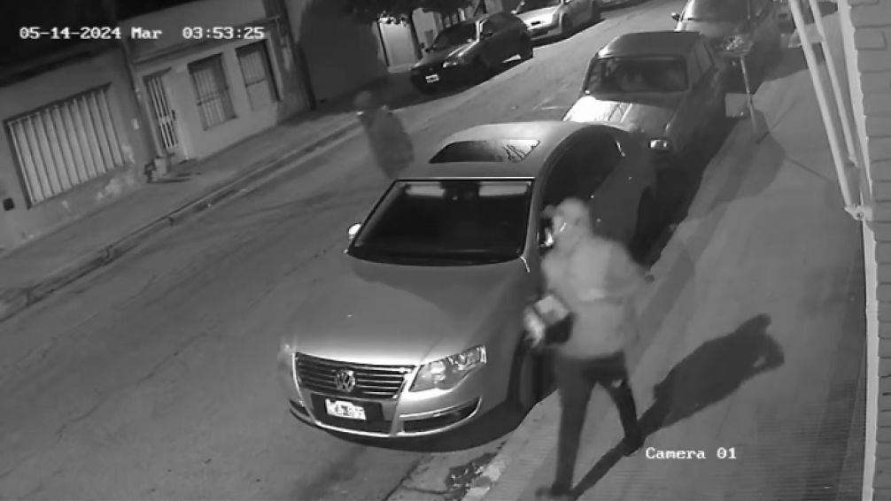 Robaron la batería de un auto y quedaron registrados por las cámaras de seguridad
